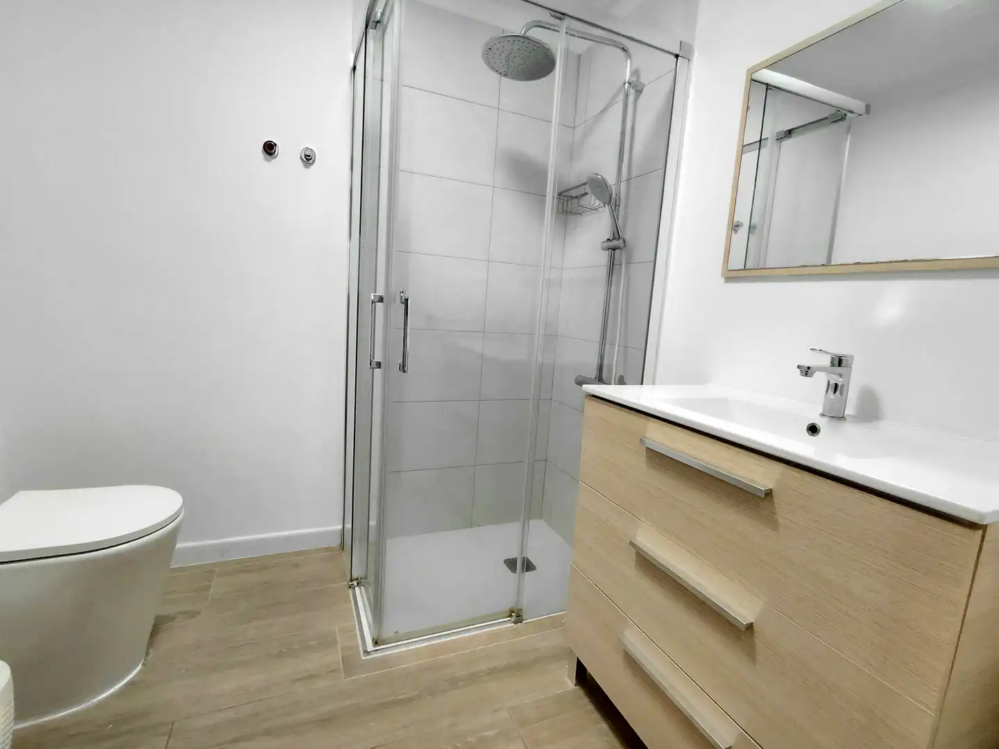 Bathroom of Flat for rent in Las Palmas de Gran Canaria  with Parquet flooring, Oven and Washing machine