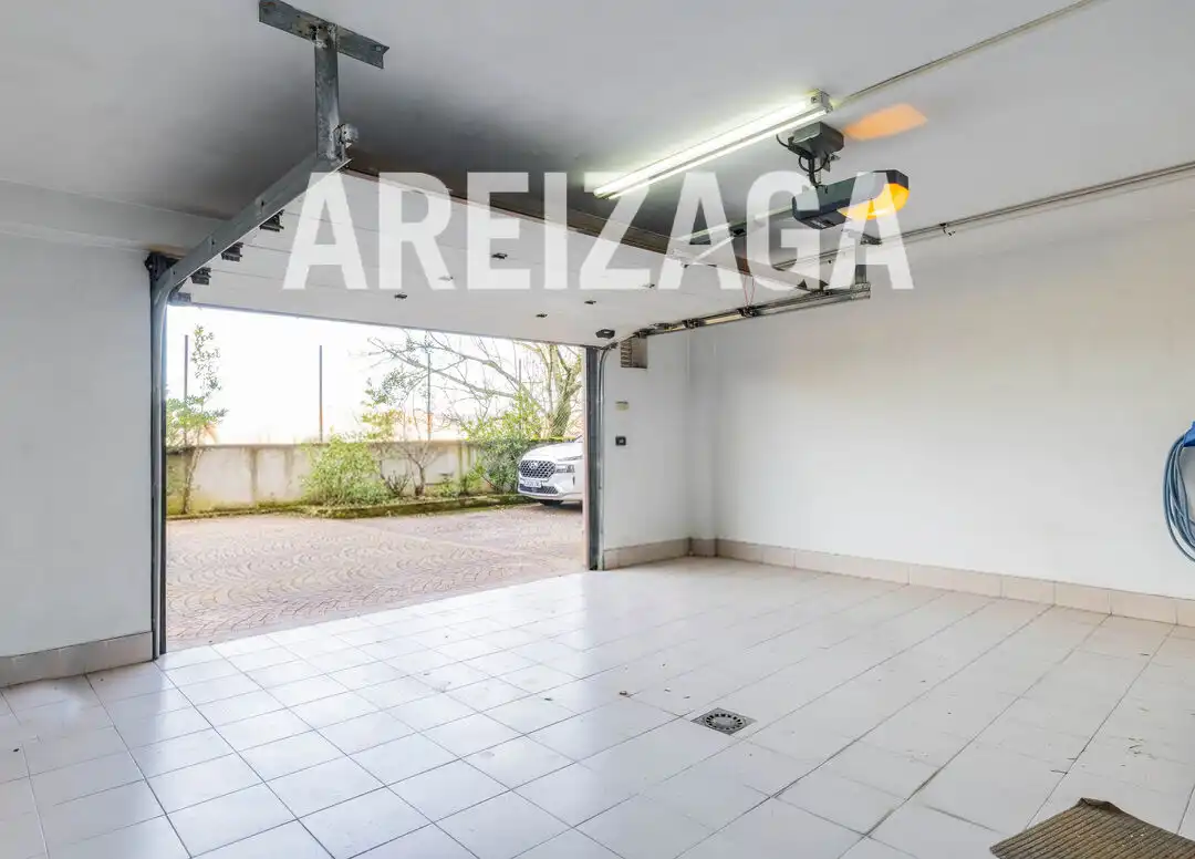 Aparcament de Casa o xalet en venda en Donostia - San Sebastián  amb Calefacció, Jardí privat i Terrassa