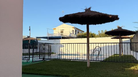 Foto 4 de Casa adosada en venta en Carrión de los Céspedes, Sevilla