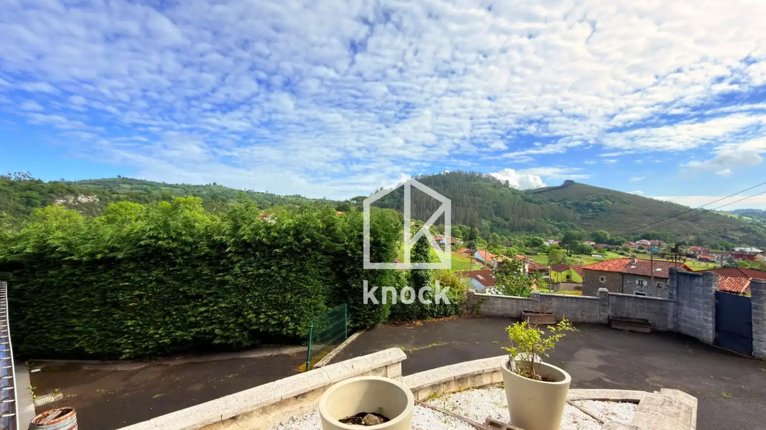Vista exterior de Casa o xalet en venda en Oviedo  amb Calefacció, Parquet i Terrassa