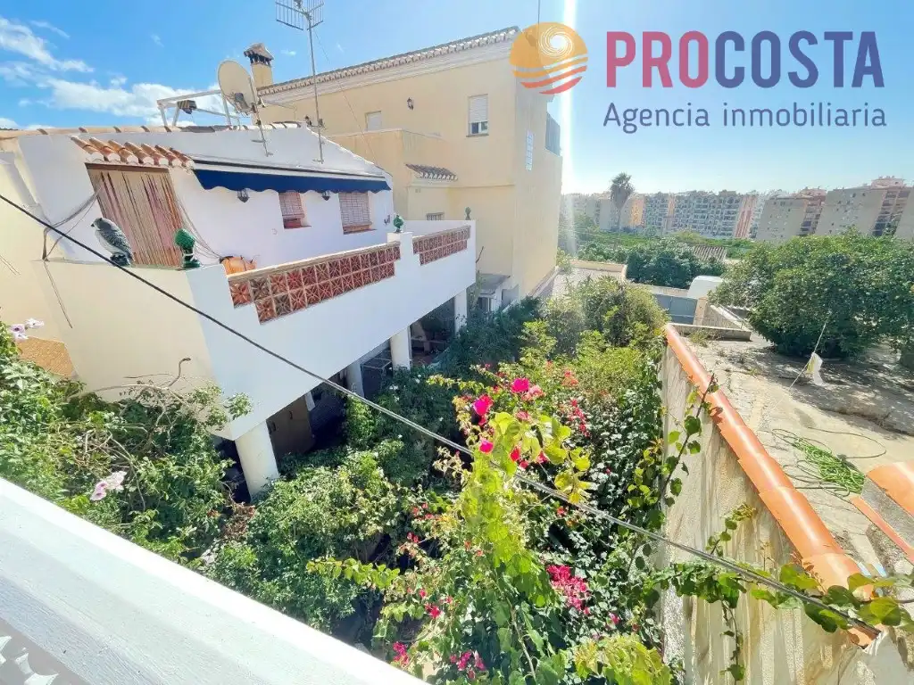 Vista exterior de Casa adosada en venta en Almuñécar con Terraza