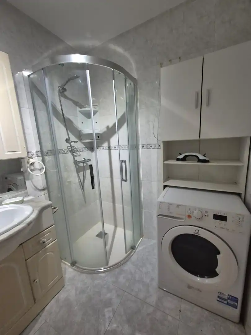 Baño de Piso de alquiler en A Coruña Capital  con Calefacción y Amueblado