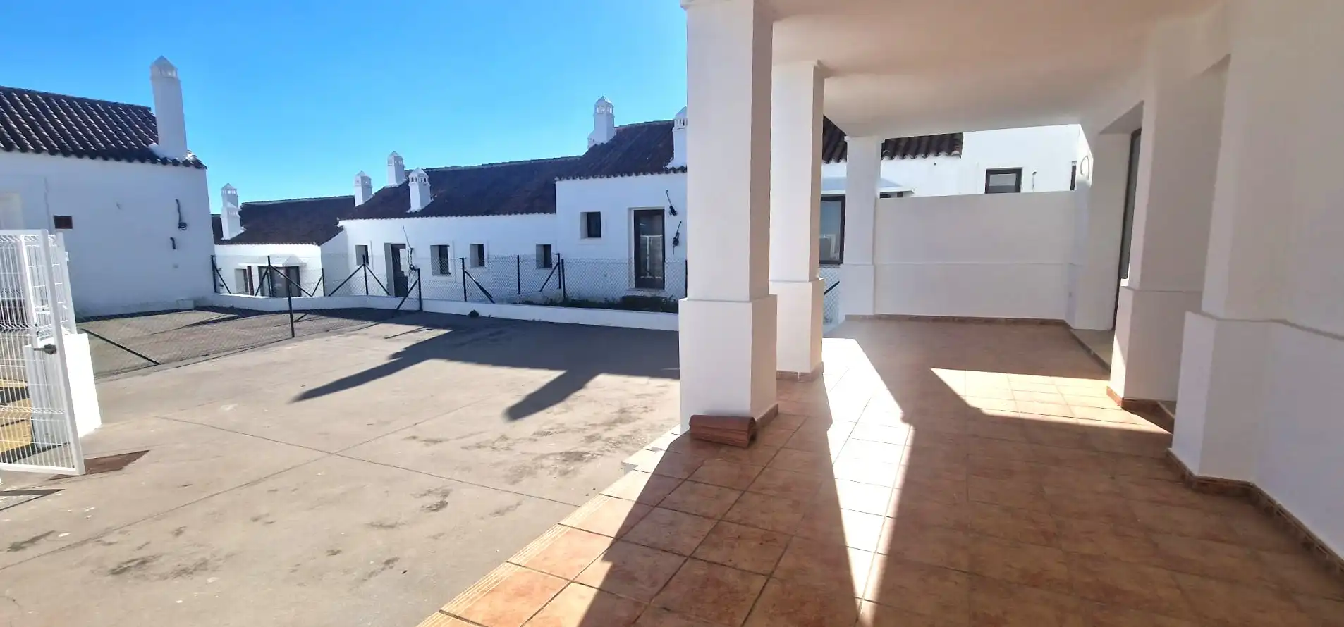 Außenansicht von Einfamilien-Reihenhaus zum Verkauf in Cártama mit Privatgarten und Terrasse