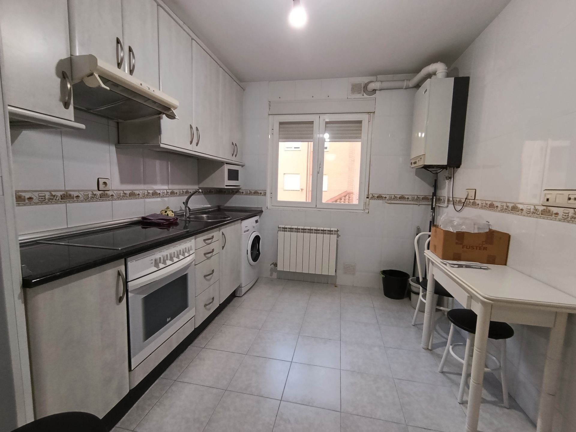 Cuina de Apartament en venda en Benavente amb Calefacció, Parquet i Moblat