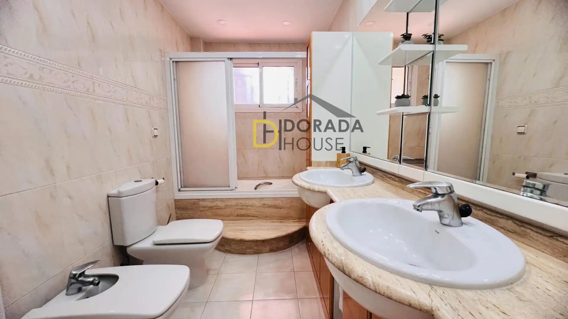 Bathroom of Flat for sale in Salou  with Air Conditioner, Heating and Parquet flooring