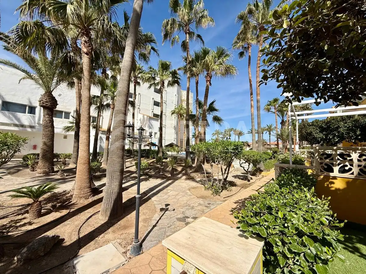 Außenansicht von Erdgeschoss zum Verkauf in Roquetas de Mar mit Privatgarten, Möbliert und Gemeinschaftspool