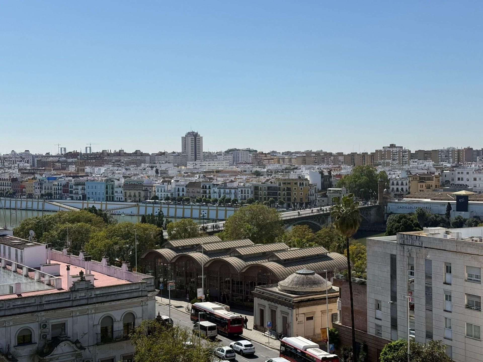 Vista exterior de Àtic de lloguer en  Sevilla Capital amb Aire condicionat i Terrassa