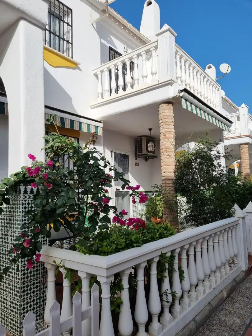 Jardí de Casa o xalet de lloguer en Algarrobo amb Aire condicionat, Calefacció i Terrassa