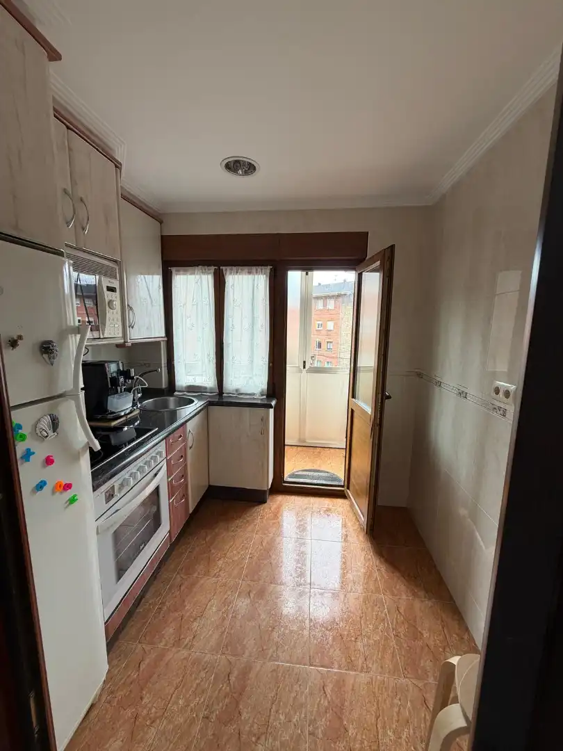Cuina de Pis en venda en Gijón  amb Parquet, Terrassa i Moblat