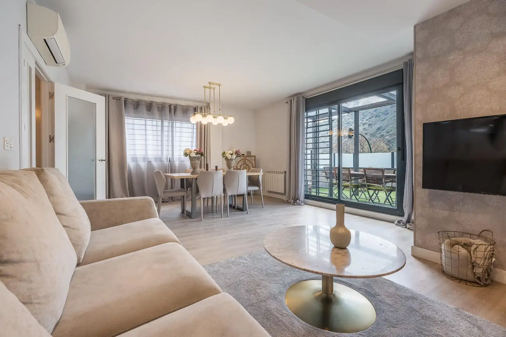 Sala de estar de Casa adosada en venta en Granada con Jardín privado y Balcón