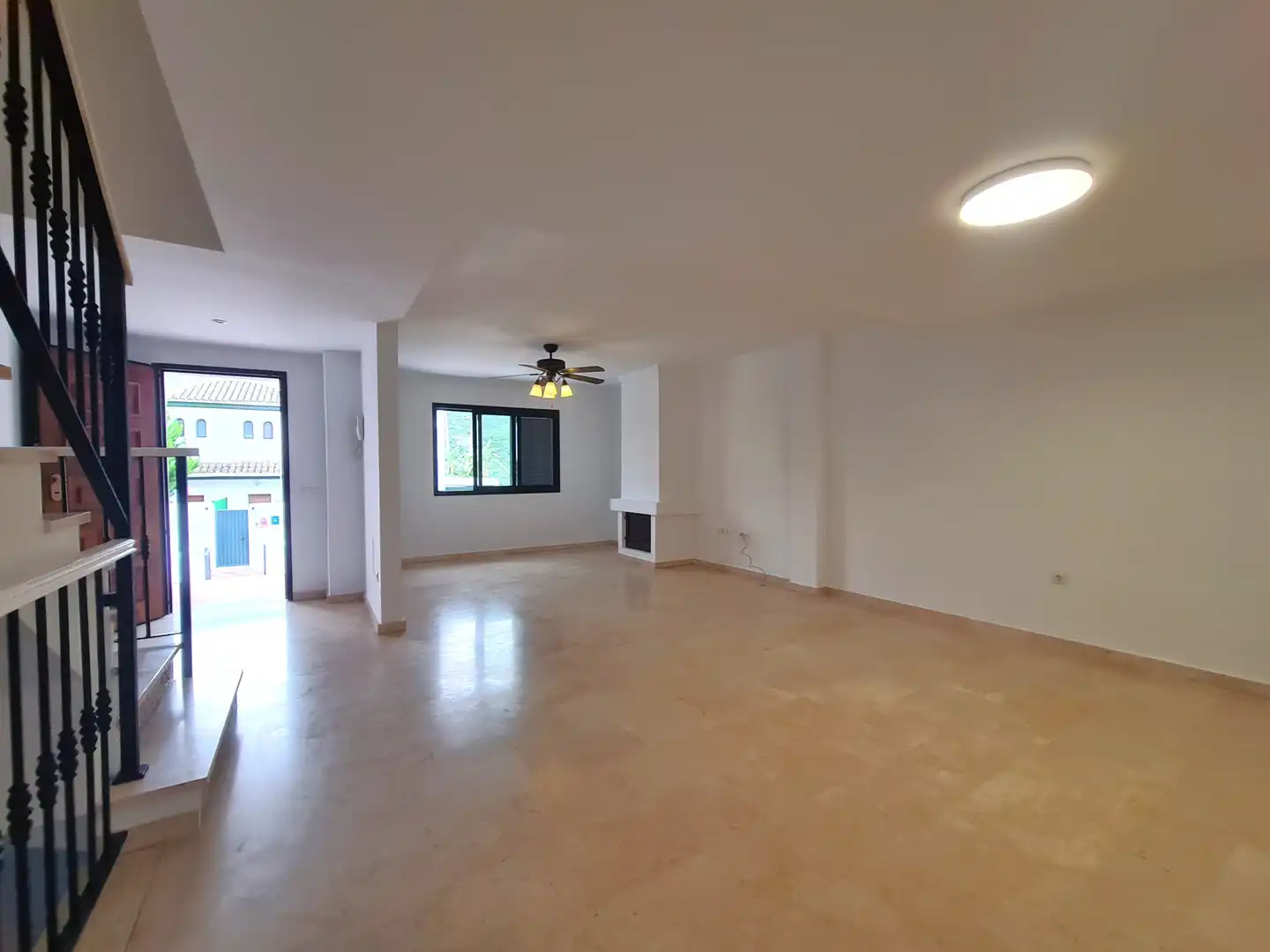 Casa adosada en venta en Manilva con Terraza, Jacuzzi y Internet