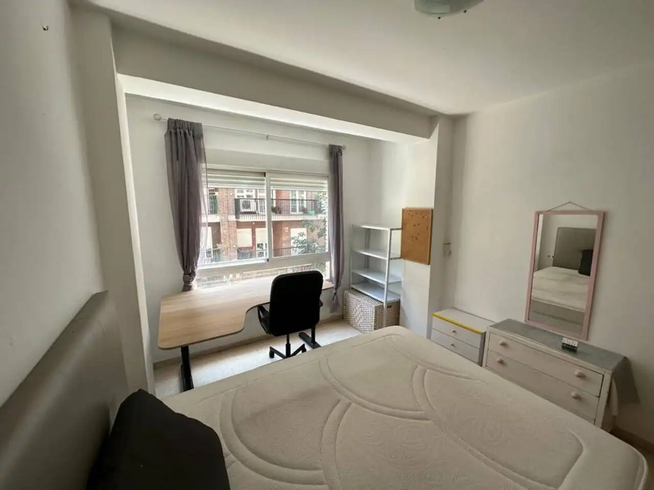 Schlafzimmer von Wohnung zur Miete in Granada mit Möbliert und Balkon