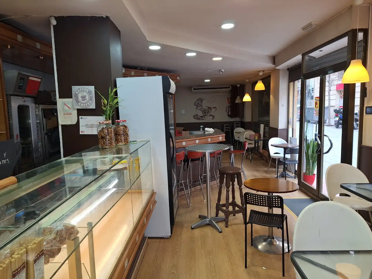 Business premises for transfer in Sants - Montjuïc, imagen 2