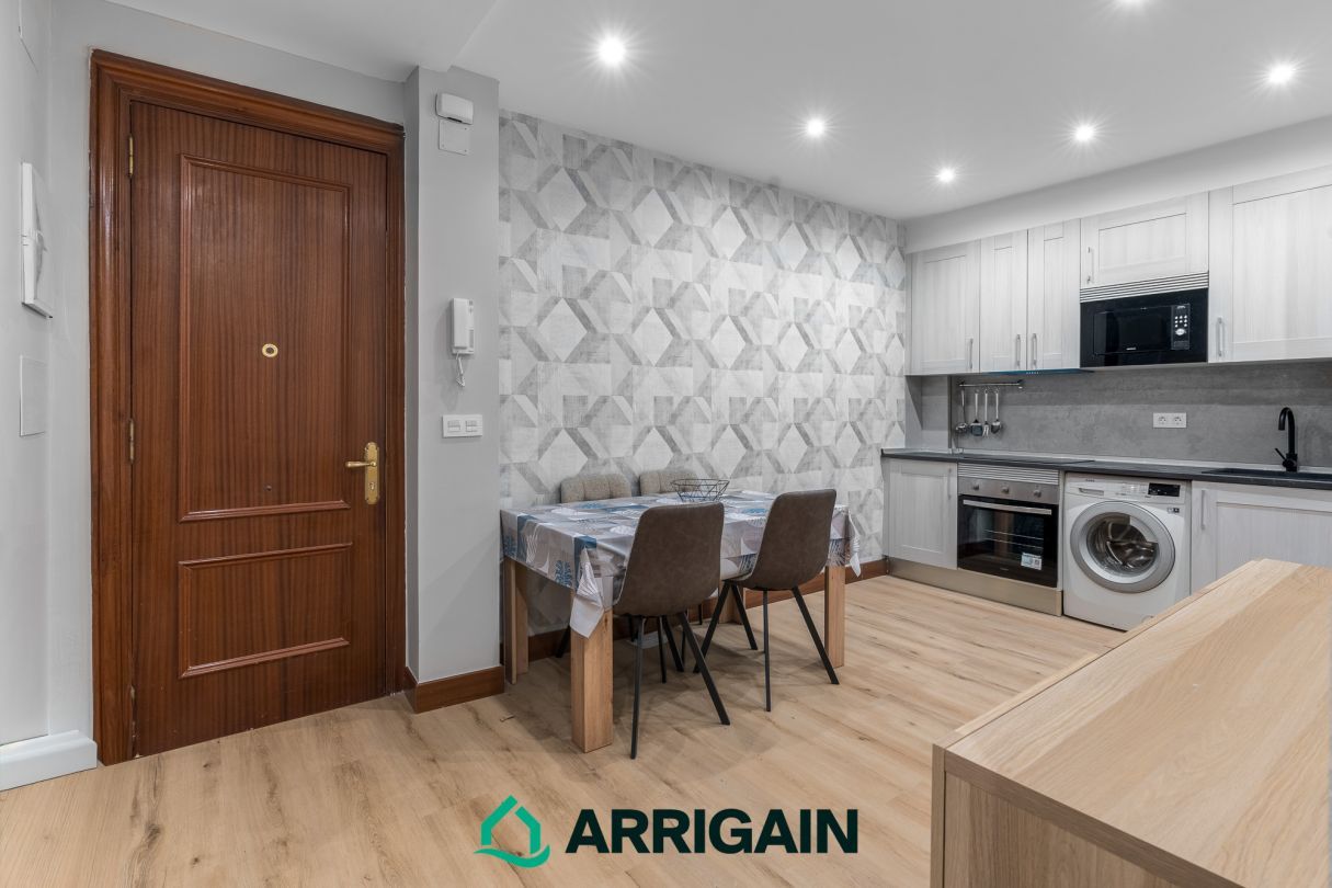 Dormitori de Pis en venda en Donostia - San Sebastián  amb Calefacció i Moblat