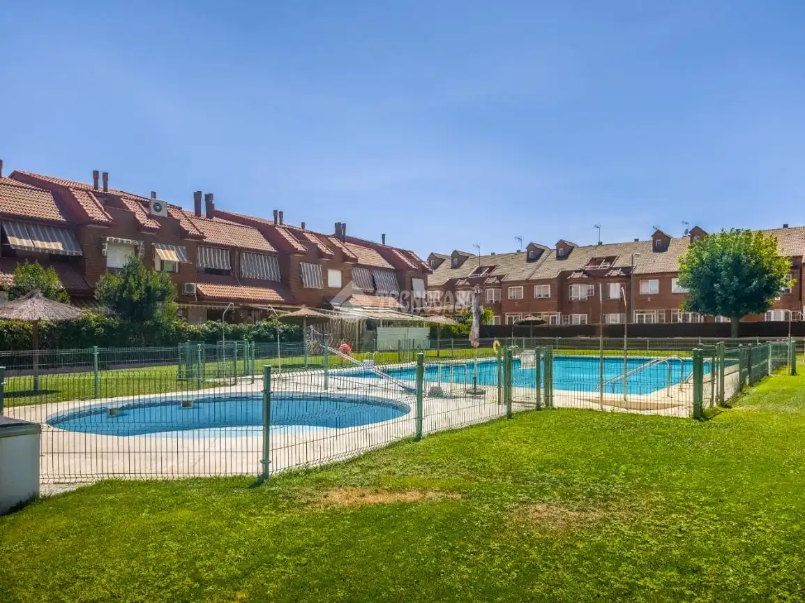 Piscina de Casa adosada en venda en Leganés amb Aire condicionat, Calefacció i Terrassa