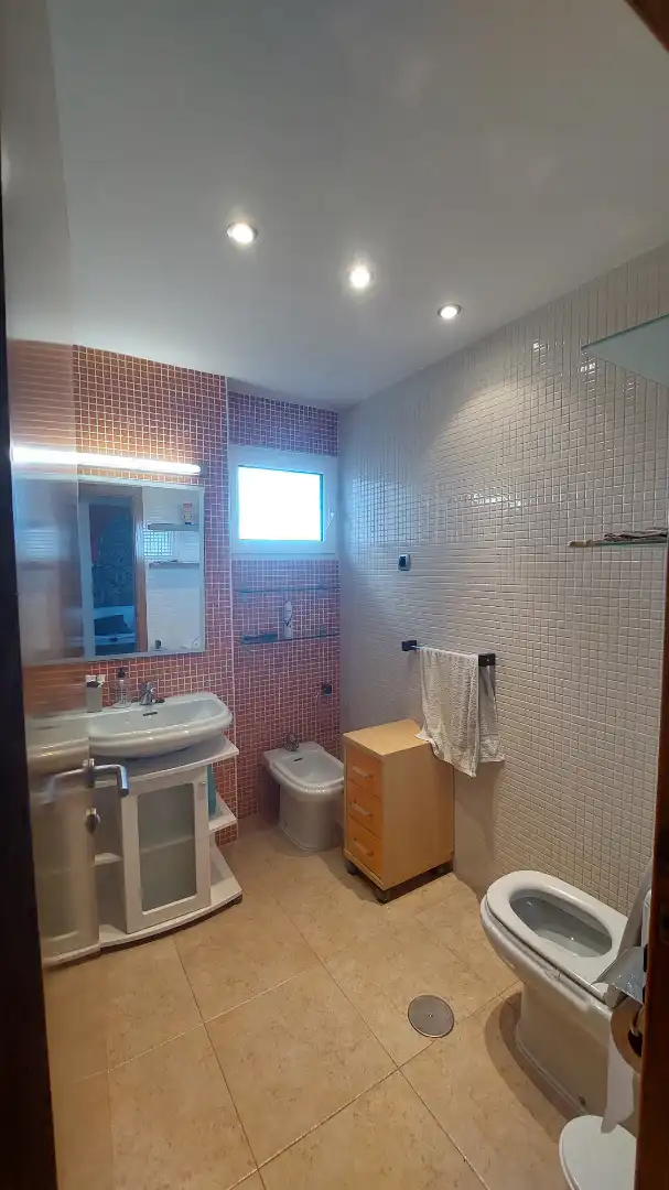 Badezimmer von Wohnungen zur Miete in La Manga del Mar Menor mit Klimaanlage, Terrasse und Möbliert