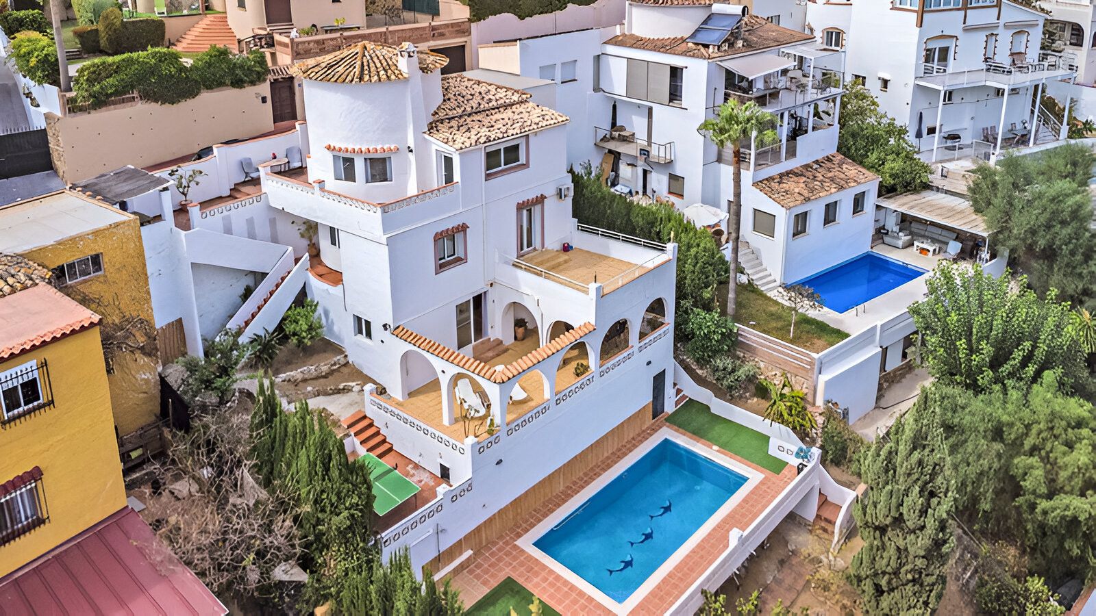 Vista exterior de Casa o xalet en venda en Benalmádena amb Aire condicionat, Terrassa i Piscina