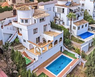 Vista exterior de Casa o xalet en venda en Benalmádena amb Aire condicionat, Terrassa i Piscina