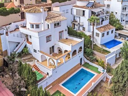 Vista exterior de Casa o xalet en venda en Benalmádena amb Aire condicionat, Terrassa i Piscina