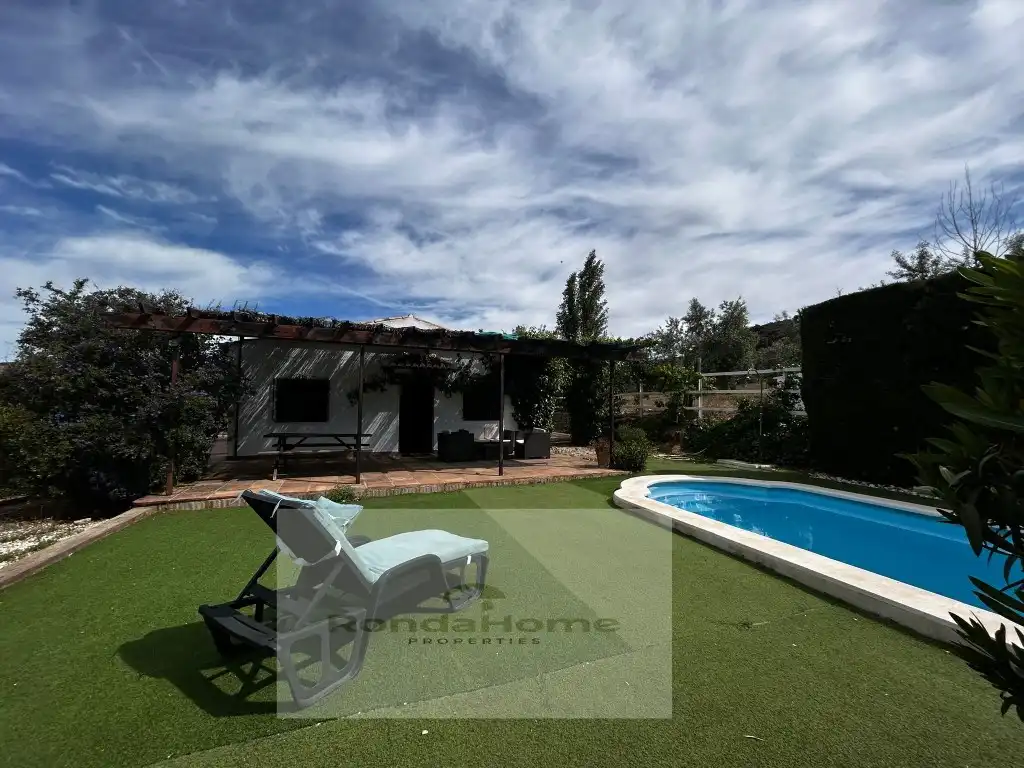Vista exterior de Finca rústica en venda en Ronda amb Piscina