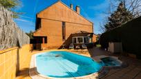 Piscina de Casa adosada en venda en Torrelodones amb Calefacció, Moblat i Piscina comunitària