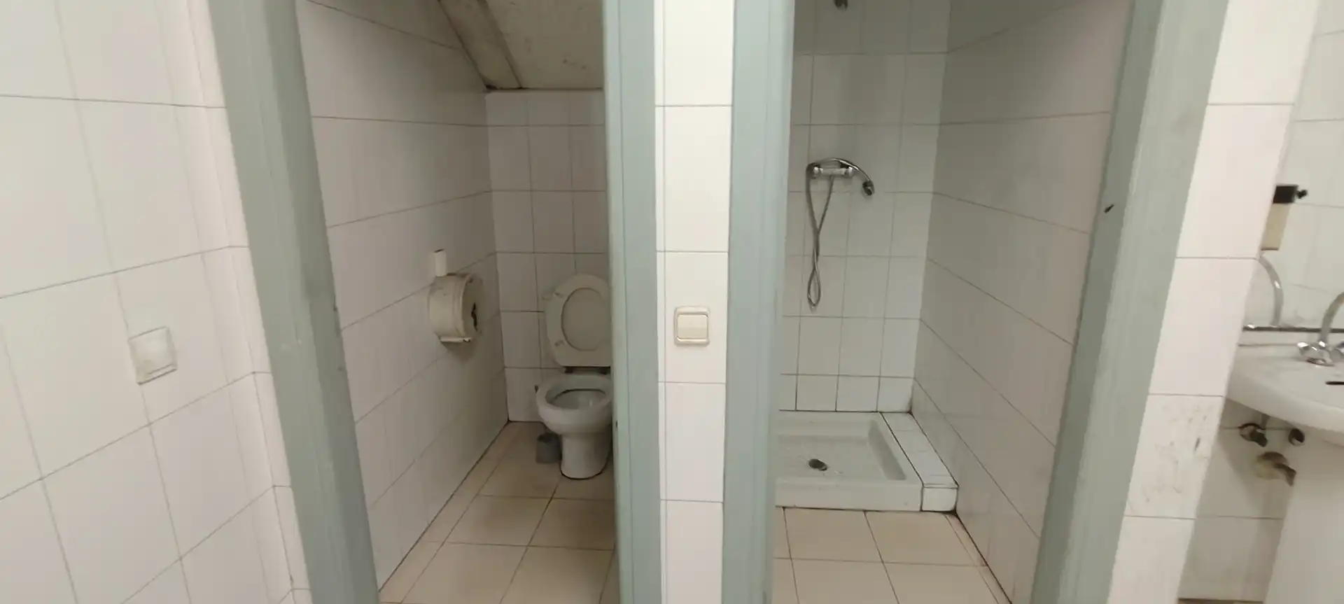 Badezimmer von Fabrikhallen zur Miete in Berrioplano / Berriobeiti