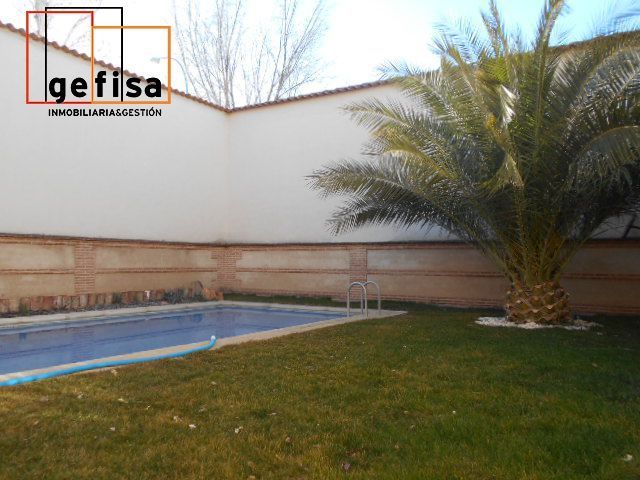 Piscina de Casa o xalet en venda en Valdepeñas amb Aire condicionat, Jardí privat i Traster