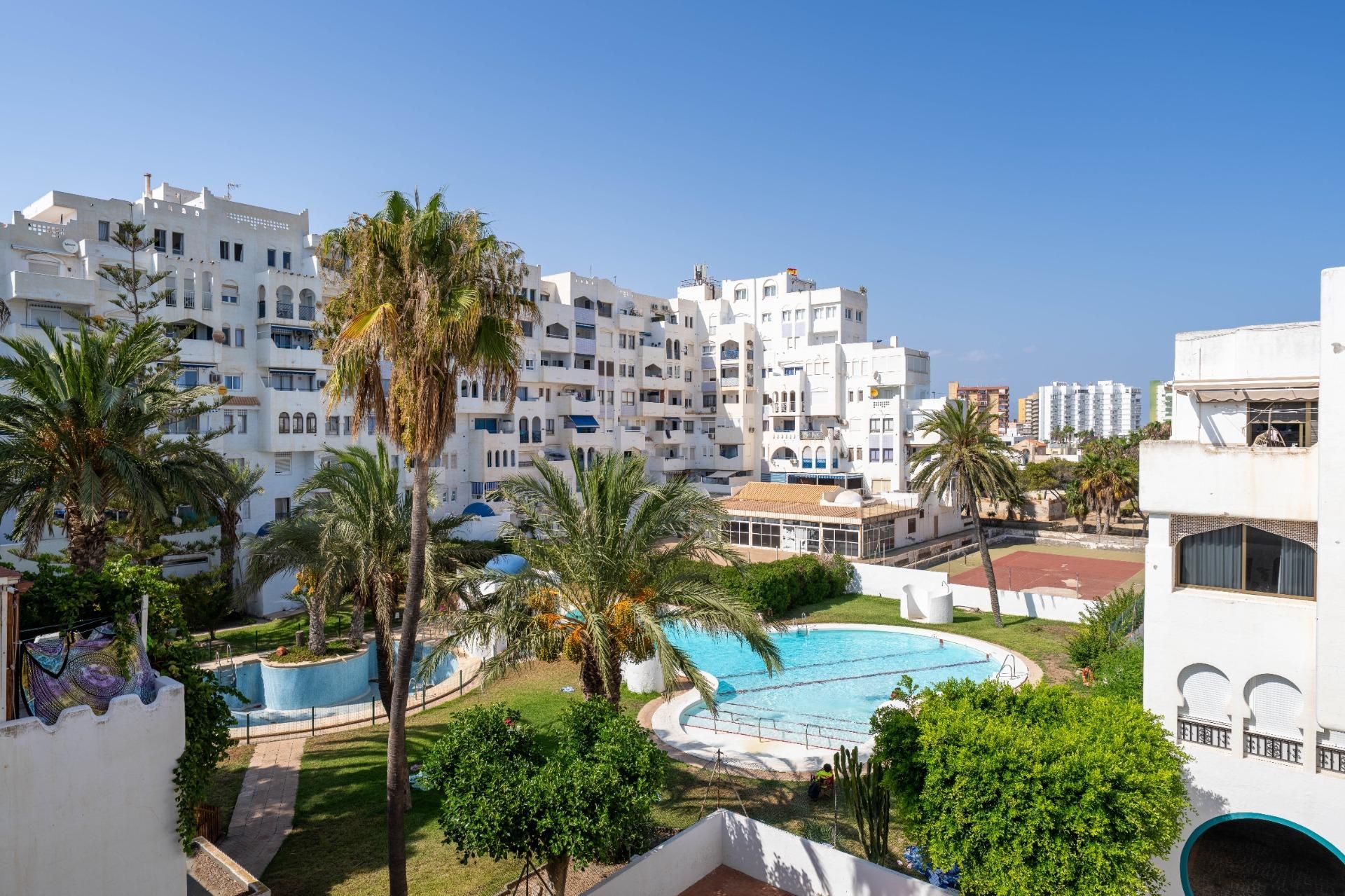 Vista exterior de Ático en venta en Roquetas de Mar con Jardín privado, Terraza y Piscina comunitaria
