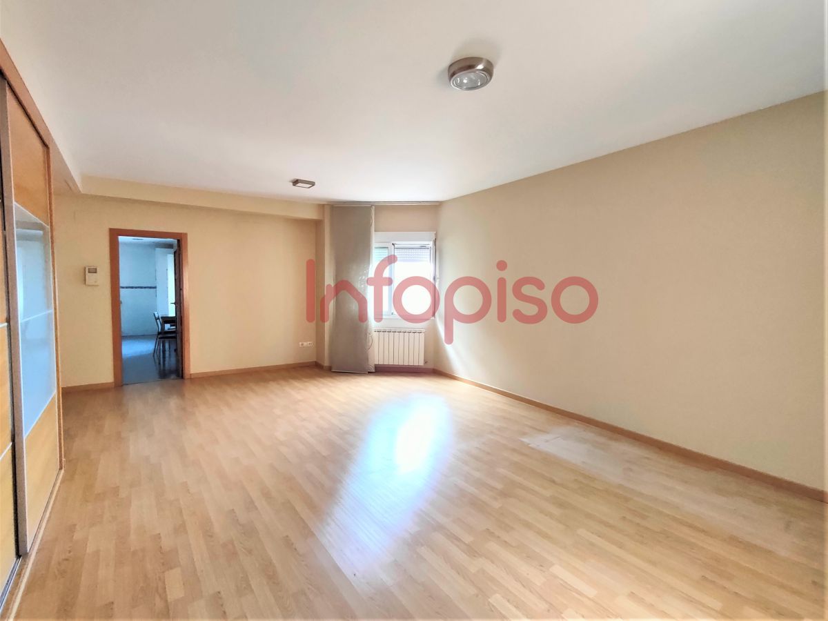 Attic to rent in Valdepeñas  with Air Conditioner, Heating and Parquet flooring