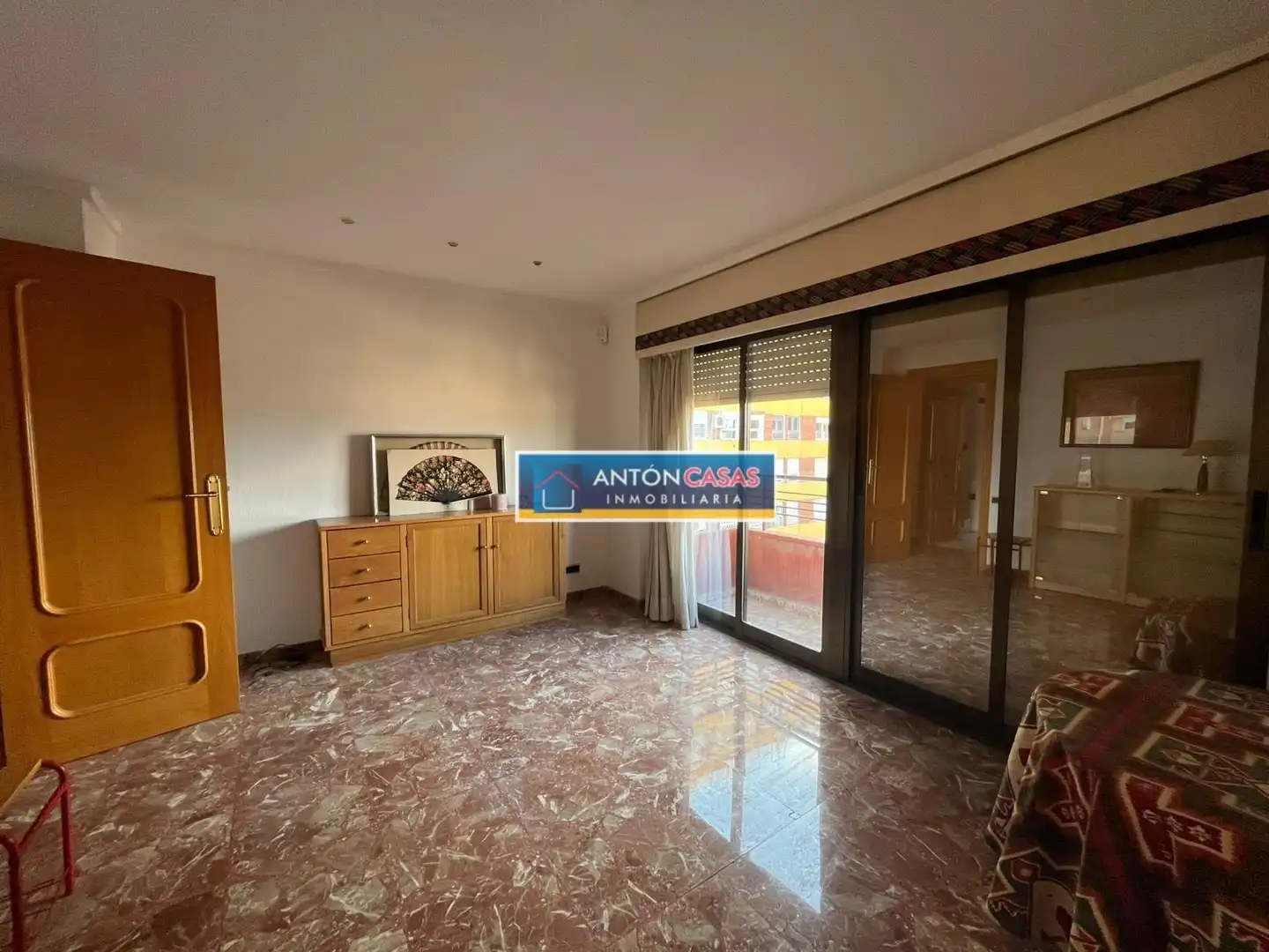 Schlafzimmer von Dachboden zum Verkauf in Elda mit Balkon und Alarm