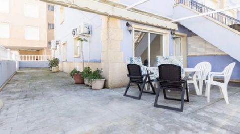 !CDATAA 200m del Mar! Planta Baja en Santa Pola con 2 Baños y Terraza Esquinera de 100m