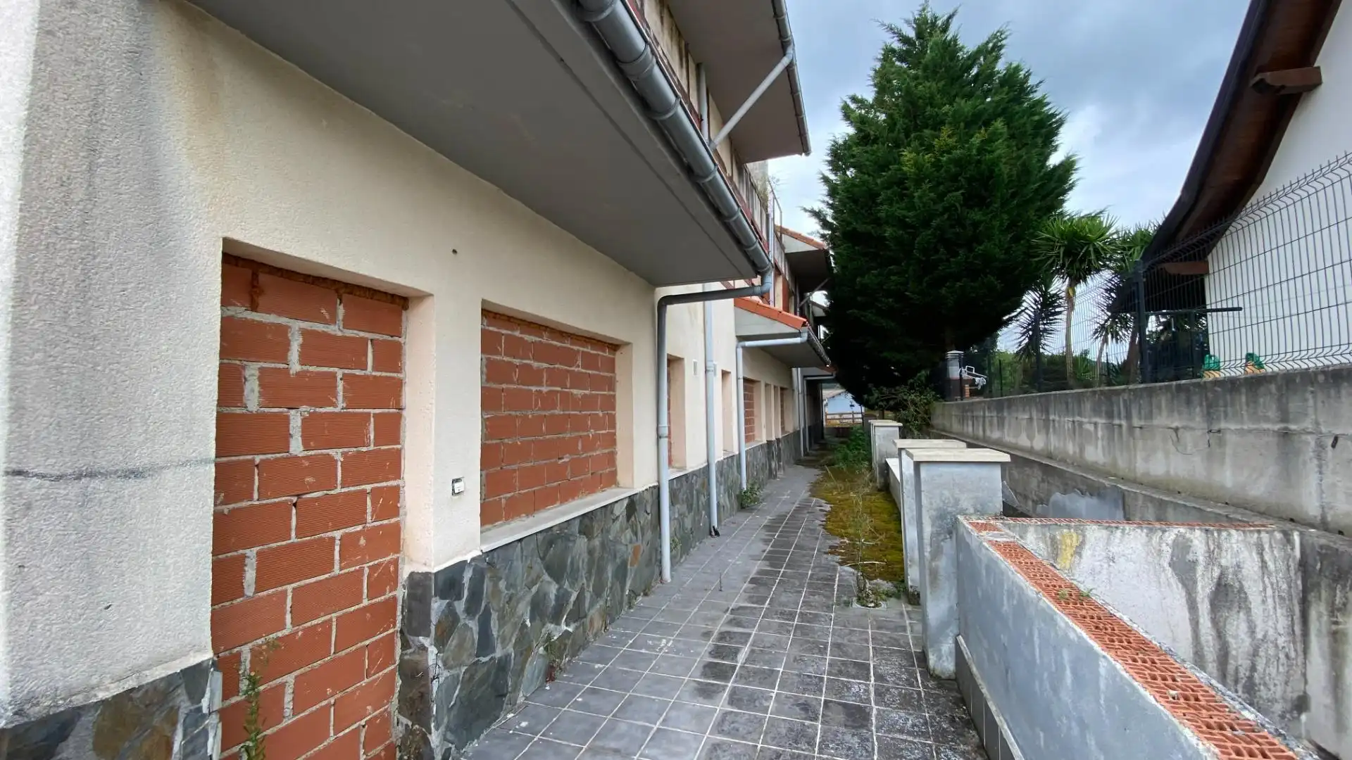 Außenansicht von Gebäude zum Verkauf in Cartes