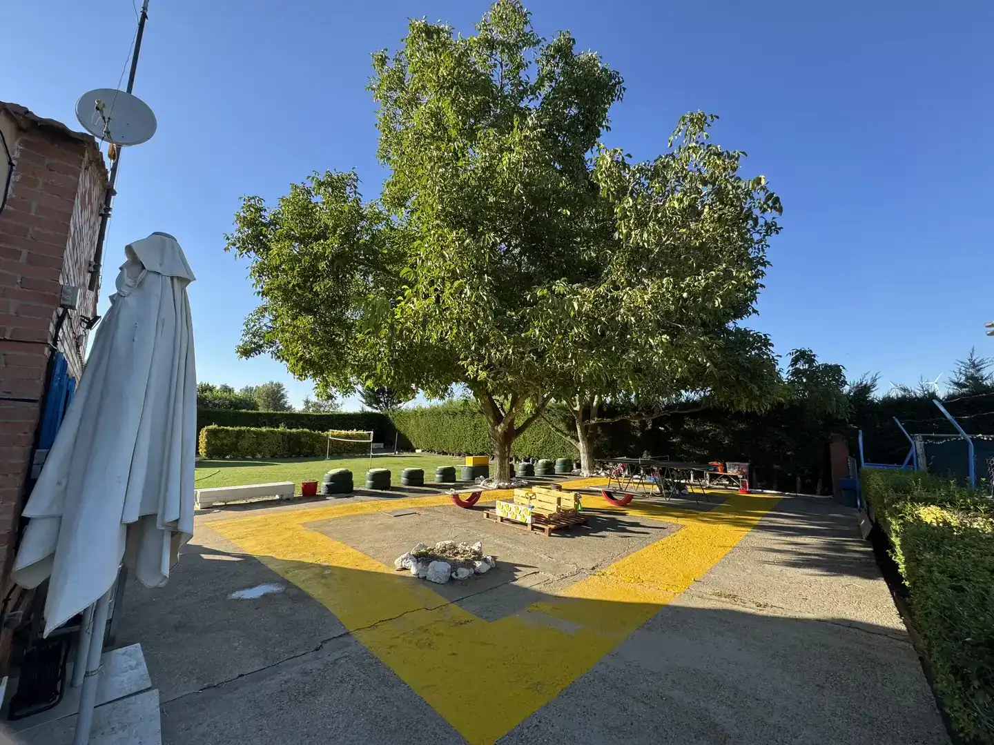 Aparcament de Finca rústica en venda en Grijota amb Jardí privat, Traster i Piscina