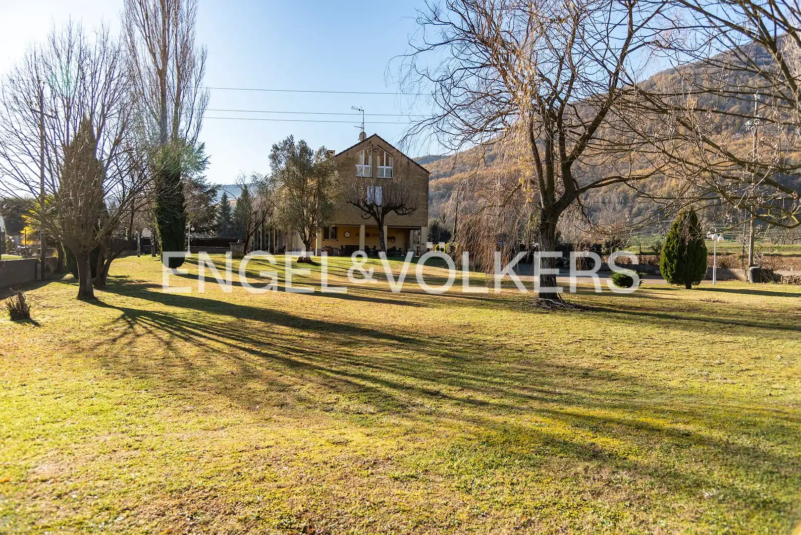 Vista exterior de Casa o xalet en venda en La Vall d'en Bas amb Aire condicionat, Calefacció i Jardí privat
