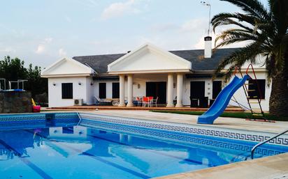 Piscina de Casa o xalet en venda en Aldea del Fresno amb Aire condicionat, Calefacció i Jardí privat