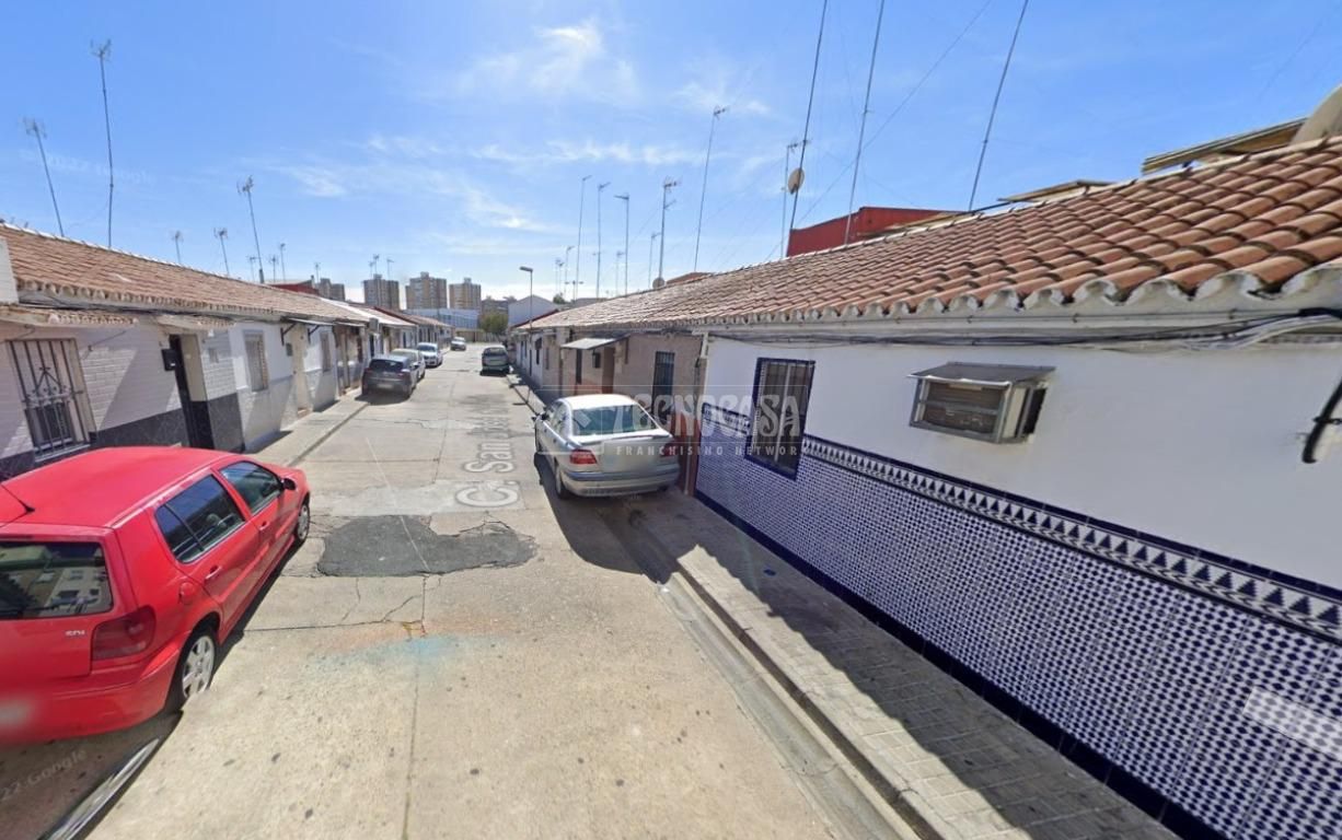 Exterior view of Single-family semi-detached for sale in  Sevilla Capital