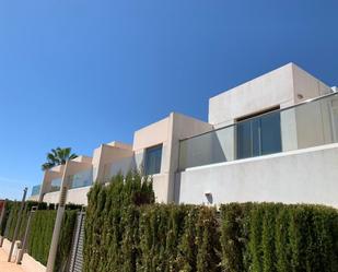 Vista exterior de Casa adosada en venda en Torrevieja amb Aire condicionat, Terrassa i Piscina