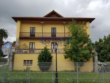 Chalet con balcón en venta en Carretera General De Gama 31