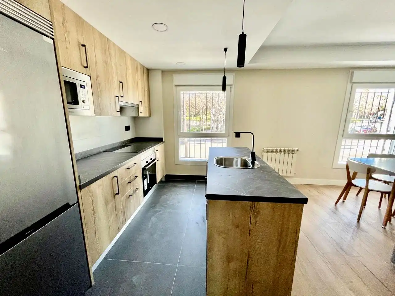 Cuina de Apartament de lloguer en Madrid amb Aire condicionat, Calefacció i Moblat