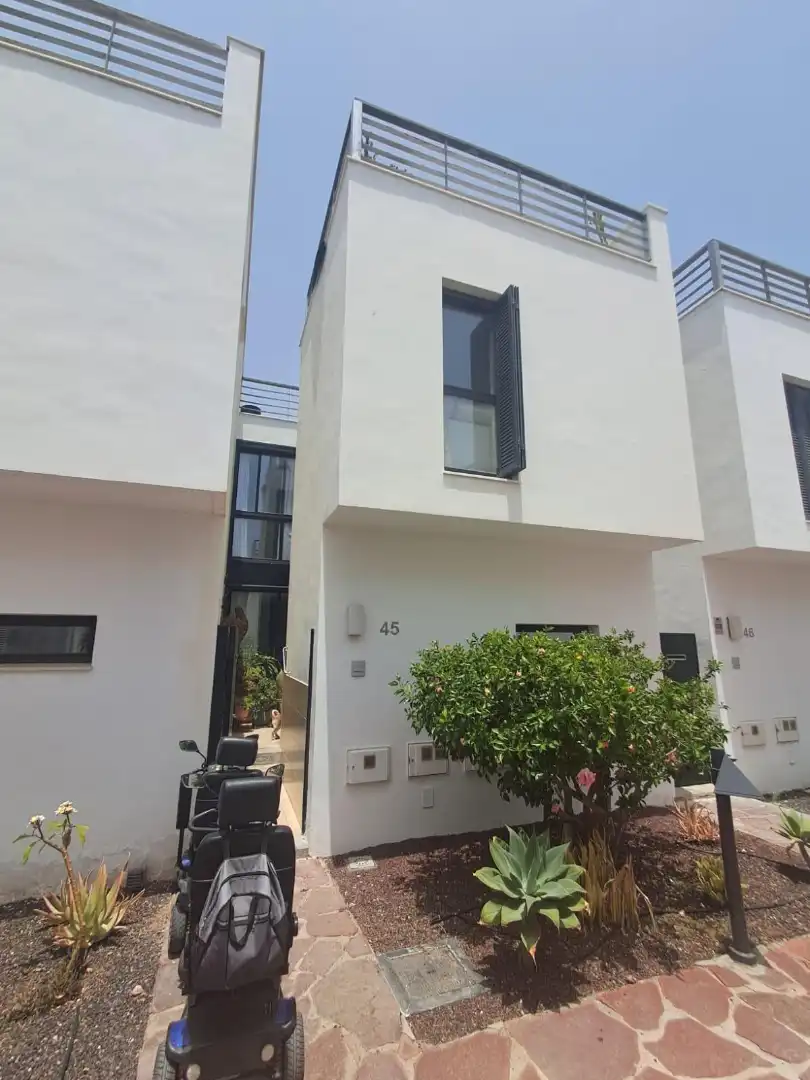 Vista exterior de Casa adosada en venda en Granadilla de Abona amb Jardí privat, Terrassa i Moblat