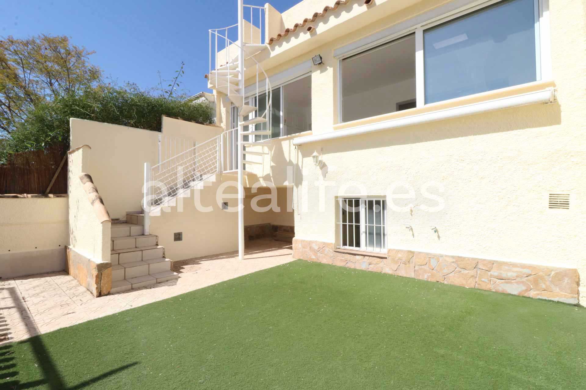 Vista exterior de Casa o xalet en venda en La Nucia amb Aire condicionat, Terrassa i Traster