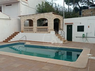 Chalet con piscina en venta en Cala Blanca