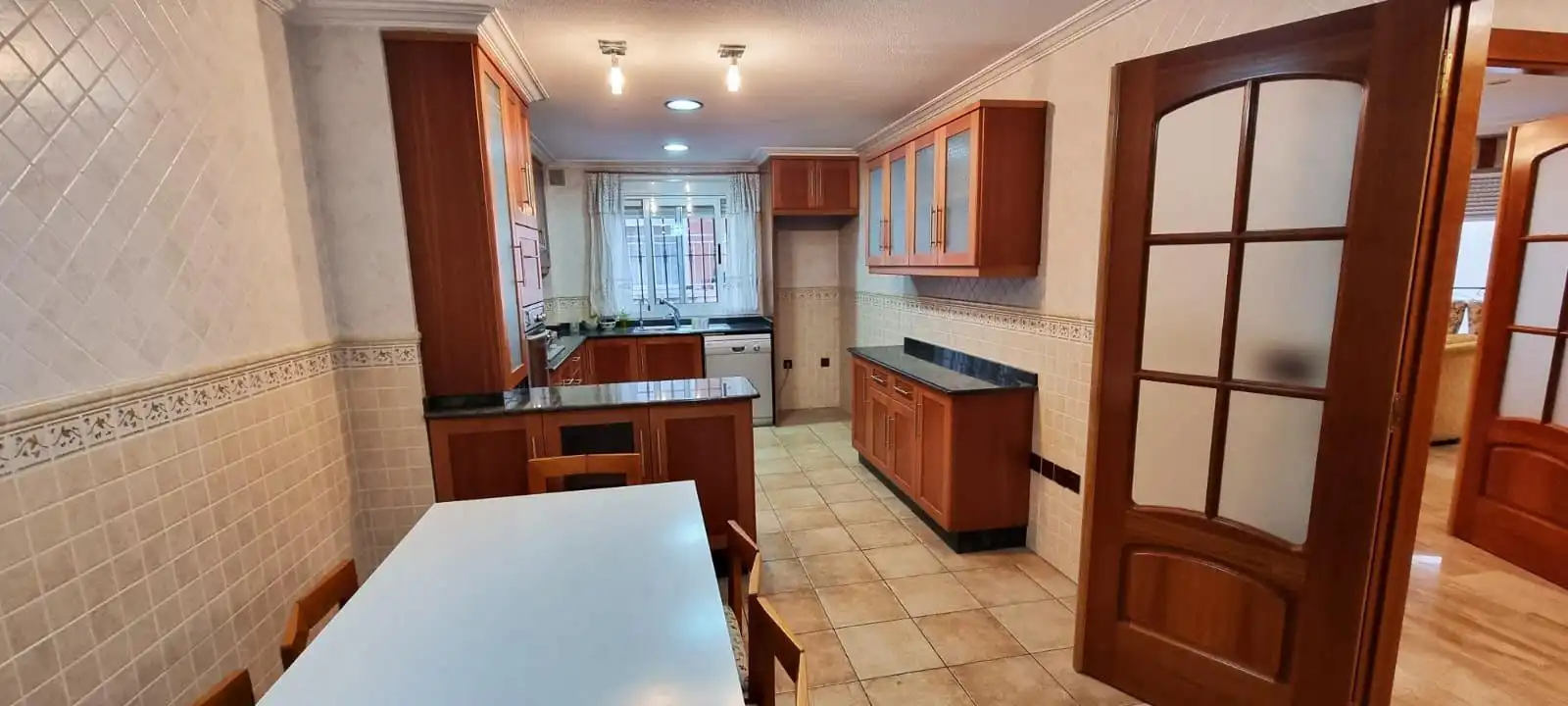 Küche von Wohnung zum Verkauf in Elche / Elx mit Klimaanlage und Abstellraum