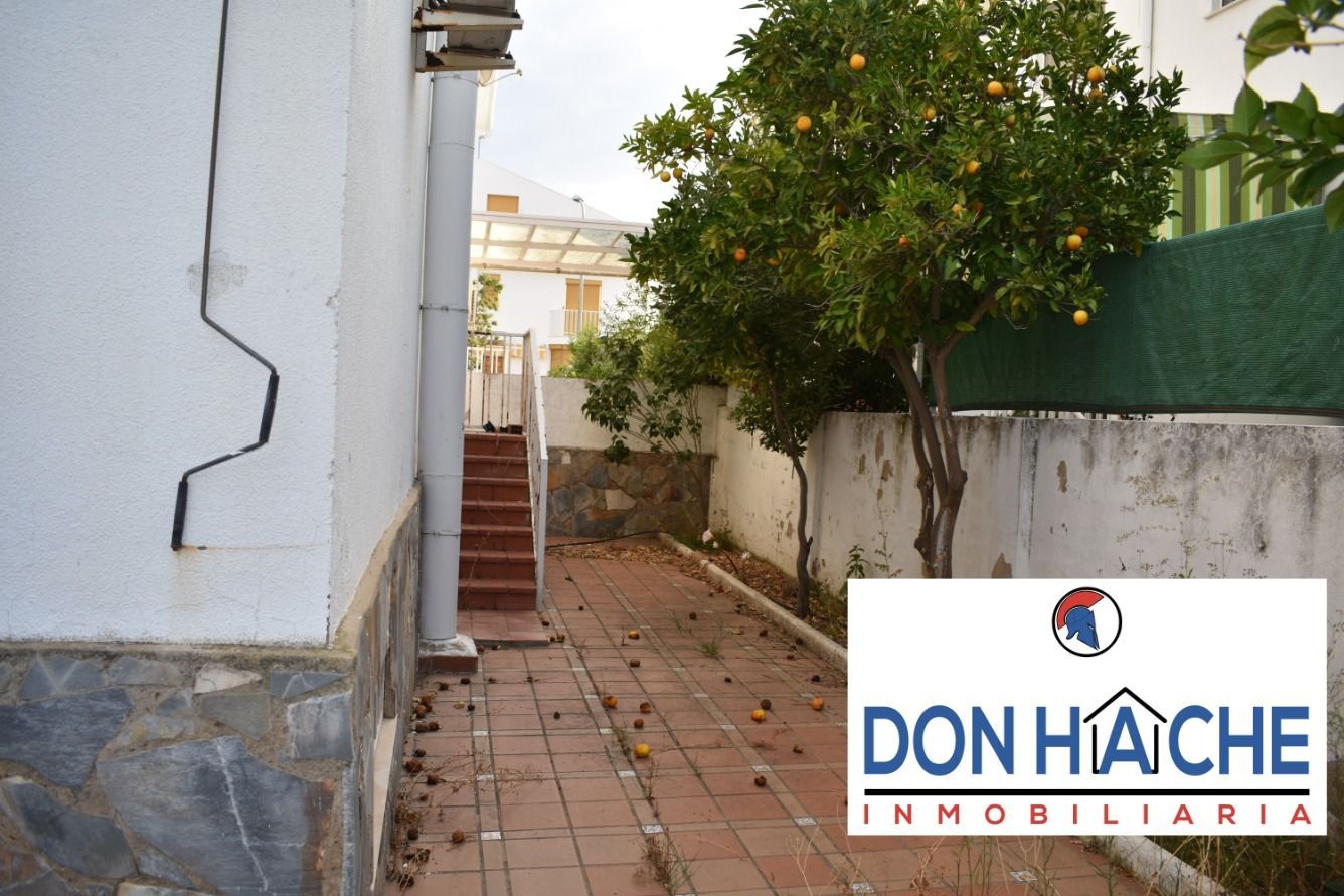Vista exterior de Casa adosada en venda en Mérida amb Traster