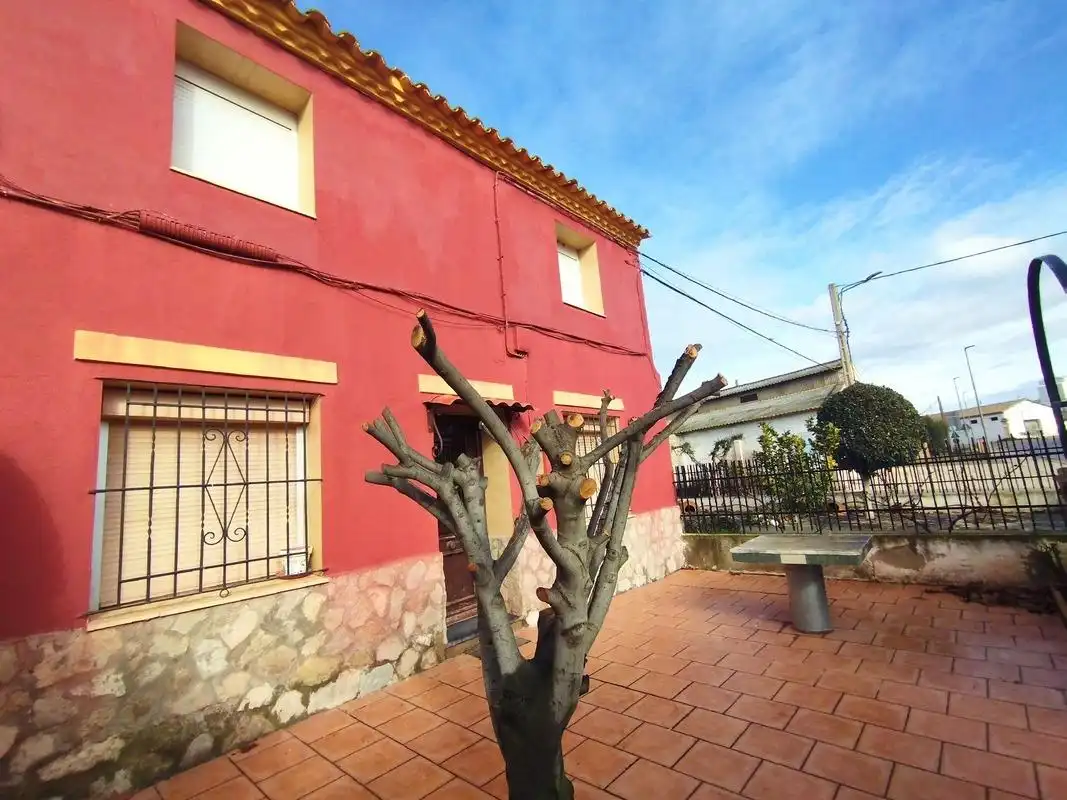 Außenansicht von Haus oder Chalet zum Verkauf in Gelsa mit Heizung, Privatgarten und Terrasse