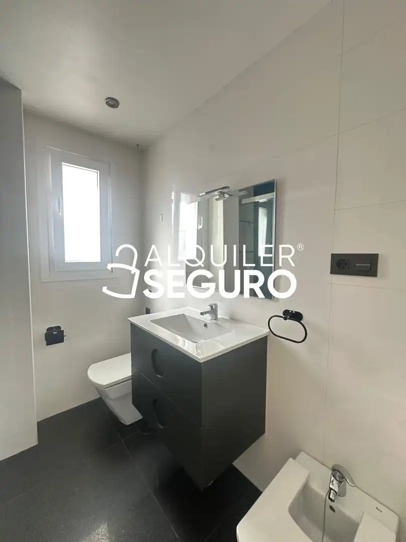 Bathroom of Flat for rent in Madrid  with Air Conditioner, Heating and Furnished