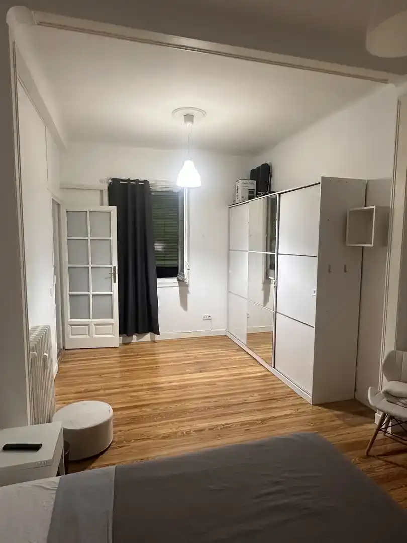 Schlafzimmer von Wohnungen zur Miete in Madrid mit Klimaanlage, Parkett und Möbliert