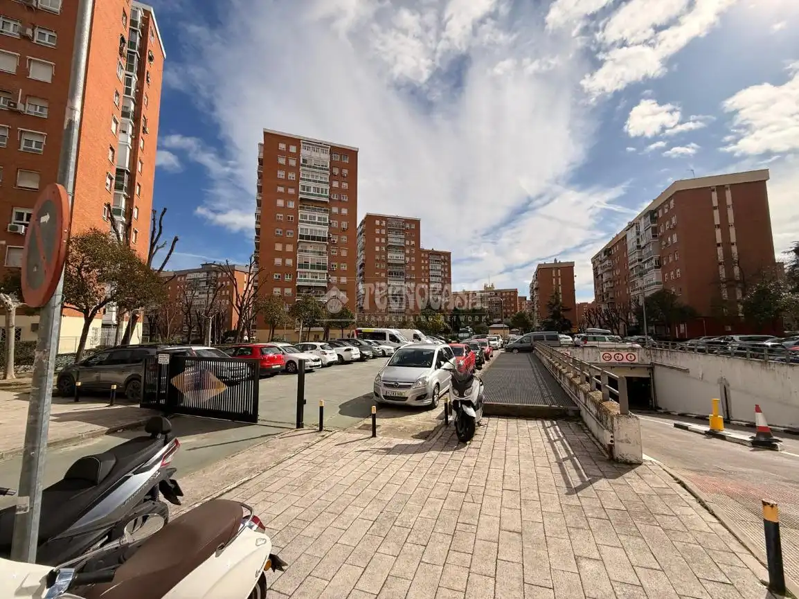 Vista exterior de Piso en venta en Madrid con Calefacción