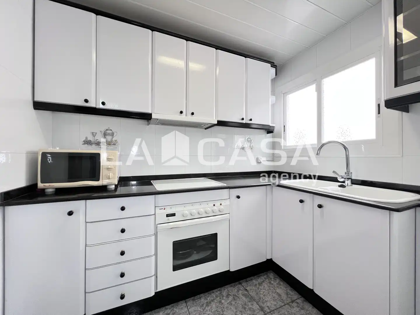 Küche von Wohnung zum Verkauf in Badalona mit Balkon