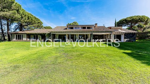 Exclusiva Villa en planta con amplia parcela y vistas al mar
